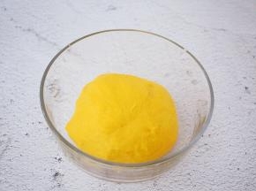 取出面团揉圆盖上保鲜膜放在温暖处发酵至两倍大左右