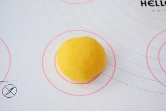 取一份面团揉匀揉圆