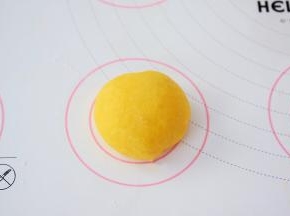 取一份面团揉匀揉圆