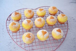 烤好取出趁热脱模晾至手温密封保存