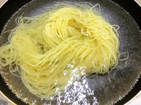 取出冷面包，在清水里搓散后捞出
锅里加入水，水滚开后放入面条煮2分钟