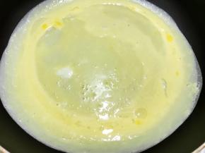 晃动锅子把蛋液铺平