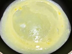 晃动锅子把蛋液铺平