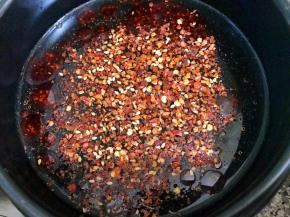 先做冷面汤
取出里面的冷面汁和辣椒包加入300克牛肉汤或者冰矿泉水搅拌均匀后，放入冰箱冷藏
