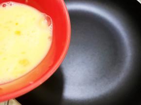 平底锅烧热后转最小火倒入蛋液