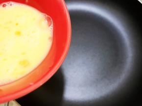 平底锅烧热后转最小火倒入蛋液