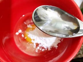 加入1勺水，搅打均匀