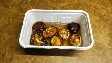 冬菇、瑶柱提子浸泡好