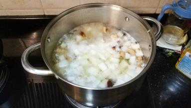 锅里放入适量水，水开后倒入瑶柱冬瓜、冬菇粒