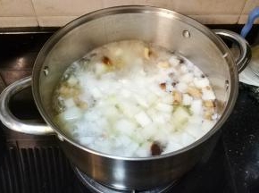 锅里放入适量水，水开后倒入瑶柱冬瓜、冬菇粒