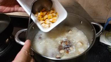 20分钟后倒入鸡丁