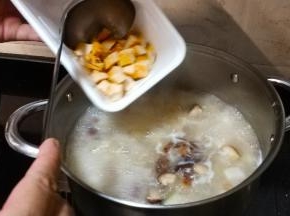 20分钟后倒入鸡丁