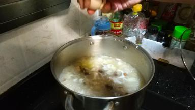 汤再煮开后，打入鸡蛋