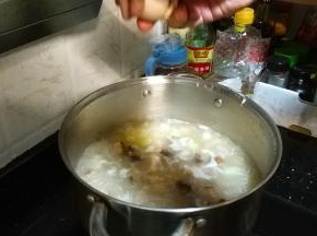 汤再煮开后，打入鸡蛋