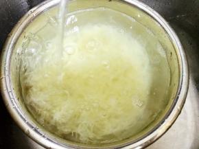 捞出后立马过凉水反复冲，直到温度降下来后捞出沥干水分