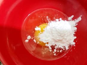 1个鸡蛋加入1勺玉米淀粉