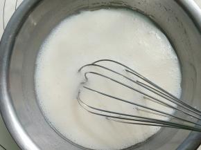 牛奶，糖粉，玉米油放入盆中混合均匀。