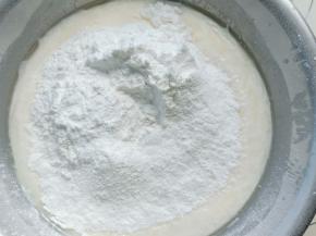 筛入糯米粉，粘米粉，澄粉。搅拌均匀。