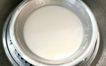 上锅蒸20-25分钟，盆底面积大一点，容器不要太小，面糊太厚不好蒸透。