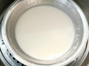 上锅蒸20-25分钟，盆底面积大一点，容器不要太小，面糊太厚不好蒸透。