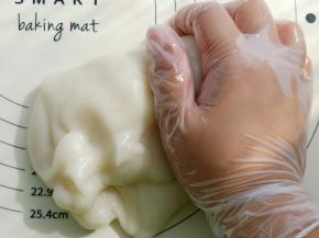 出炉用刮刀团成团，放至温热用手揉1分钟。