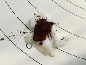 取适量的冰皮，加入可可粉，色粉，或者色素都可以。