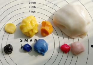 调好自己需要的颜色。盖上保鲜膜。避免吹干。