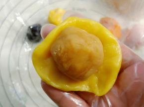 取20克冰皮，30克蛋黄馅。