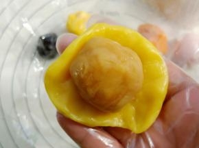 取20克冰皮，30克蛋黄馅。