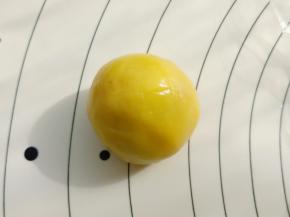 包好，收好口。搓成圆形。