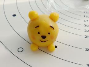 五官用可可颜色的冰皮做好了粘在上面就OK了。