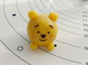 五官用可可颜色的冰皮做好了粘在上面就OK了。