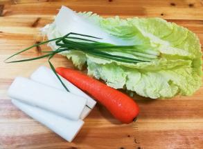 准备好食材：年糕，胡萝卜 ，白菜