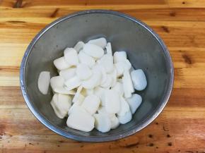 年糕切片清水冲一下，防止粘黏一起