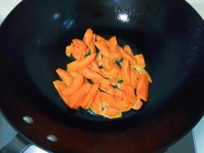 热锅凉油放入胡萝卜煎至变色