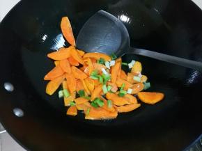 放入葱白煎出香味