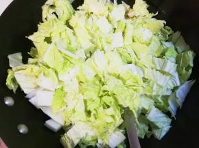 放入白菜翻炒至软