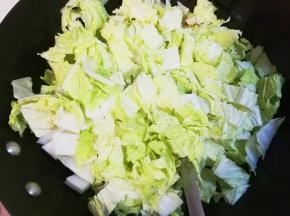 放入白菜翻炒至软