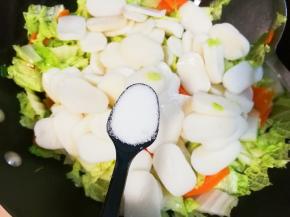 放入一两小勺盐