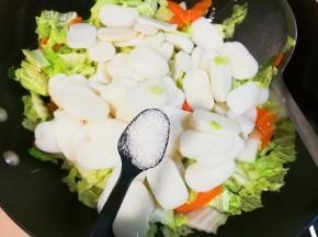 放入一小勺糖