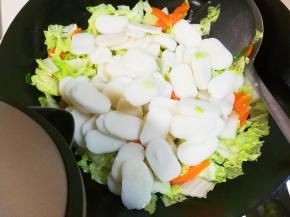 放入适量热水烧开，小火焖烧年糕至软，喜欢吃硬一点年糕，焖烧时间短一点