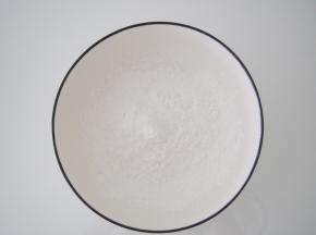 将水晶糕点粉倒入碗中备用。