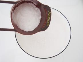 加入细砂糖，轻轻拌匀。