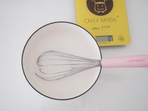 加入清水，搅拌均匀成为面糊。