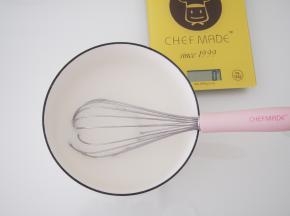 加入清水，搅拌均匀成为面糊。