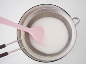 将面糊进行过筛，防止有没有搅拌开的小疙瘩。