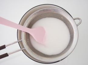 将面糊进行过筛，防止有没有搅拌开的小疙瘩。