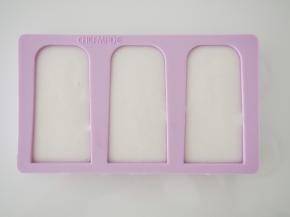 将过筛后的面糊倒入模具。