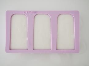 将过筛后的面糊倒入模具。