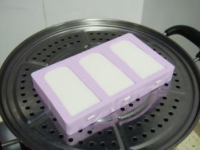 将模具放入蒸锅中，大约12分钟左右熟透即可。